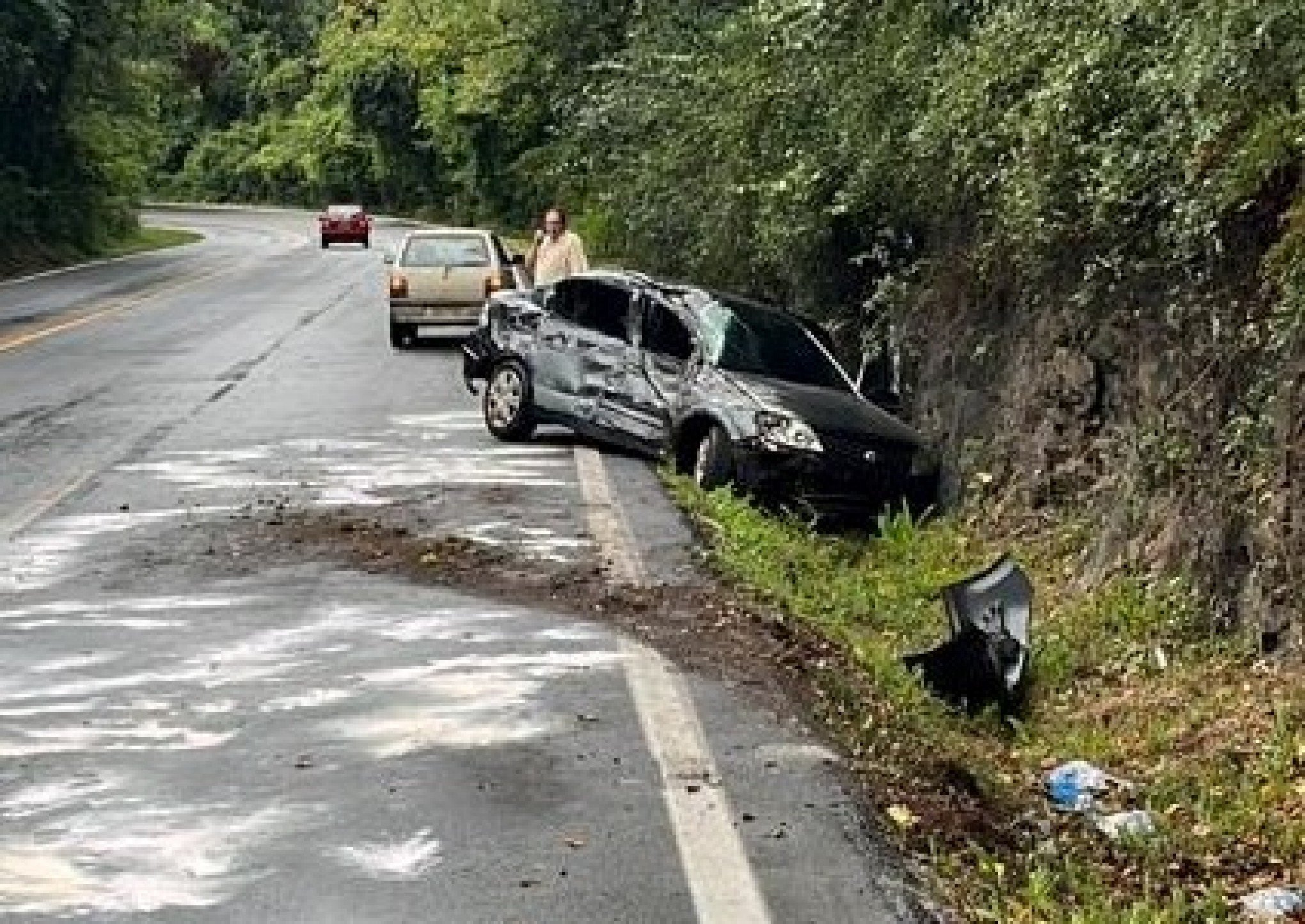 Mulher perde controle de direção e se acidenta na RS-115, em Gramado