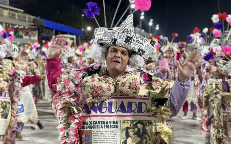 Contando a trajetória fantástica de Zé Espinguela, considerado criador do primeiro concurso entre escolas de samba, o Arranco do Engenho de Dentro fez um desfile digno
