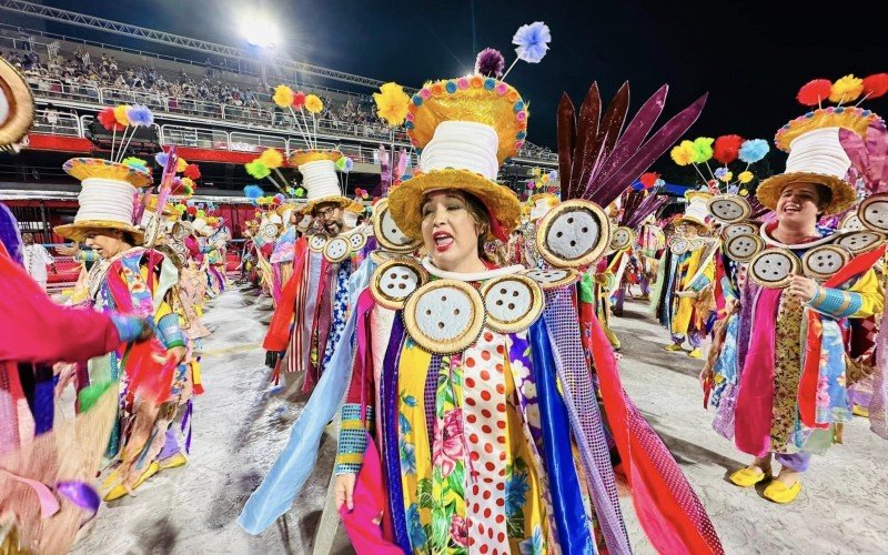 Contando a trajetória fantástica de Zé Espinguela, considerado criador do primeiro concurso entre escolas de samba, o Arranco do Engenho de Dentro fez um desfile digno