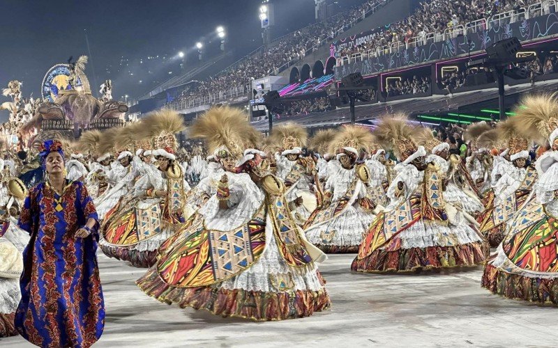 Contando a trajetória fantástica de Zé Espinguela, considerado criador do primeiro concurso entre escolas de samba, o Arranco do Engenho de Dentro fez um desfile digno