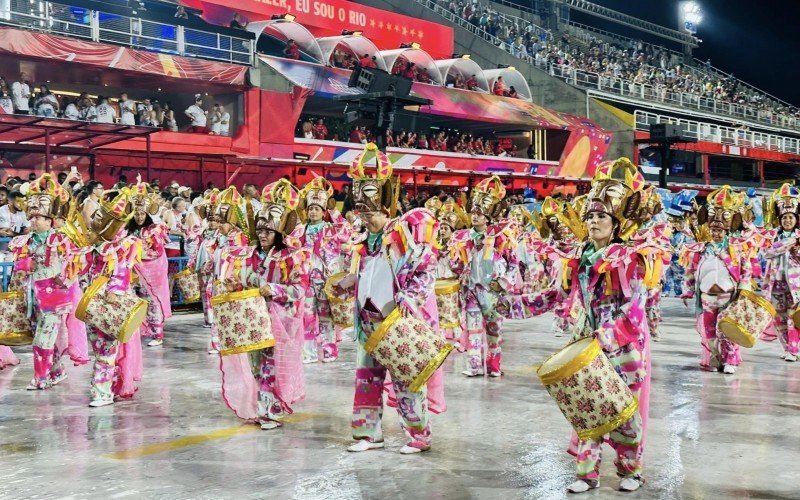 Contando a trajetória fantástica de Zé Espinguela, considerado criador do primeiro concurso entre escolas de samba, o Arranco do Engenho de Dentro fez um desfile digno
