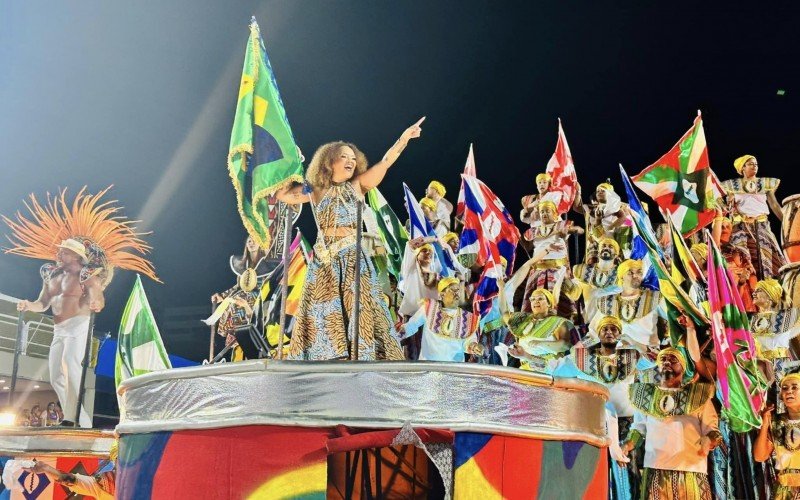 Contando a trajetória fantástica de Zé Espinguela, considerado criador do primeiro concurso entre escolas de samba, o Arranco do Engenho de Dentro fez um desfile digno