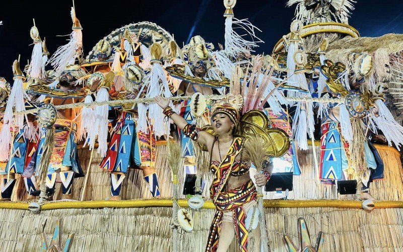 Contando a trajetória fantástica de Zé Espinguela, considerado criador do primeiro concurso entre escolas de samba, o Arranco do Engenho de Dentro fez um desfile digno