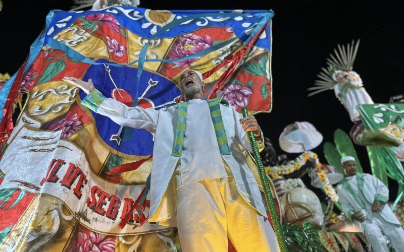 Contando a trajetória fantástica de Zé Espinguela, considerado criador do primeiro concurso entre escolas de samba, o Arranco do Engenho de Dentro fez um desfile digno