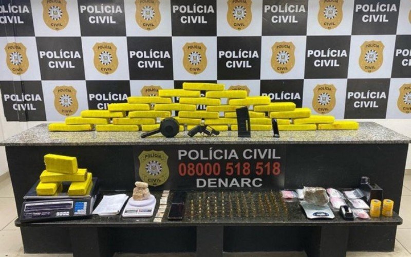 Na ação foram apreendidos 23 quilos de maconha, 200 gramas de crack, oito comprimidos de ecstasy, armas de fogo e material bélico