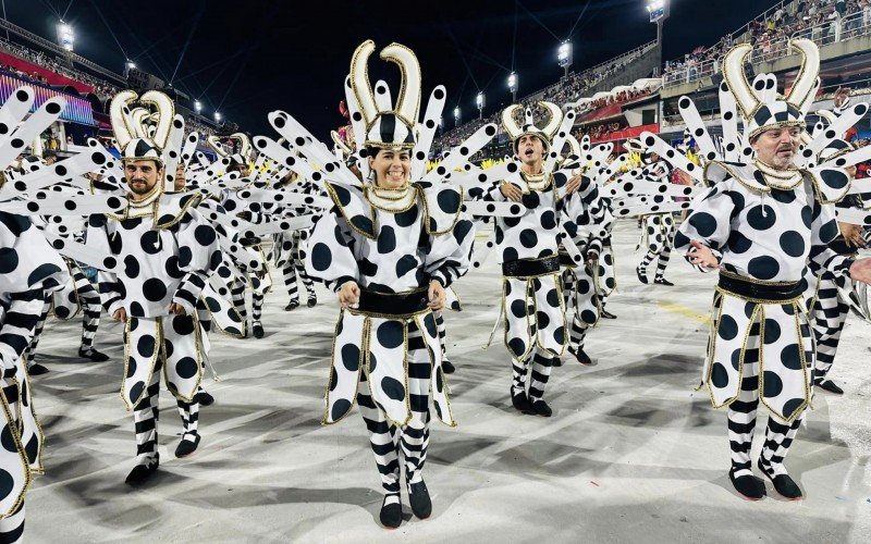Desfile da escola Niterói celebrou os festejos niteroienses