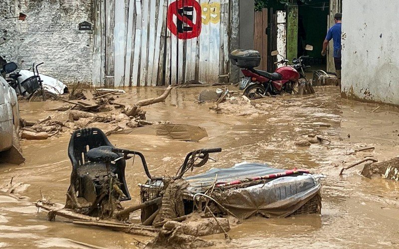 Chuva mata ao menos 24 pessoas no litoral norte de São Paulo