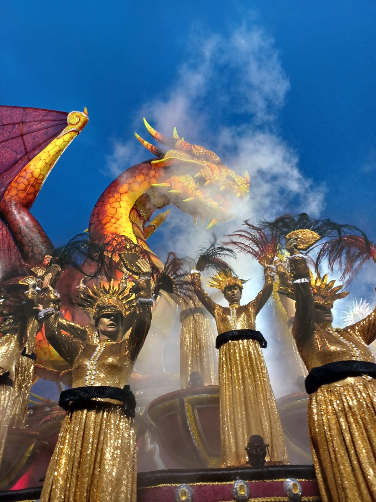 DragÃµes da Real fez desfile impactante com alegorias gigantescas, mas fantasias acabaram sofrendo com o aguaceiro que caiu no Anhembi