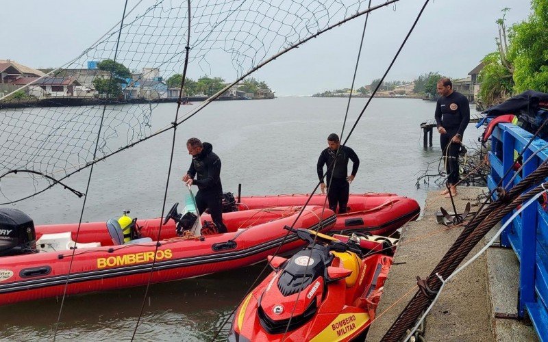 Bombeiros buscam por dois desaparecidos após queda de ponte pênsil na divisa entre o RS e SC
