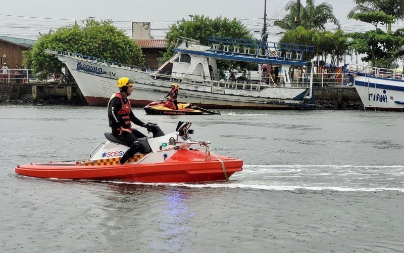 Bombeiros buscam por dois desaparecidos após queda de ponte pênsil na divisa entre o RS e SC