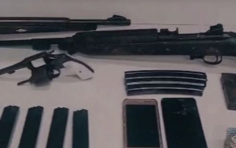 Homem é preso com carabina, fuzil, munições, drogas e ave silvestre em Novo Hamburgo