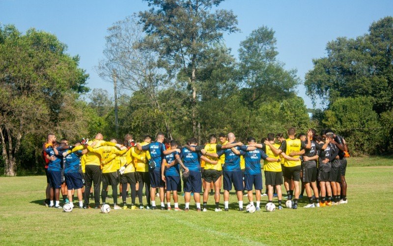 Noia treina longe de casa para poder recuperar gramado do Estádio do Vale