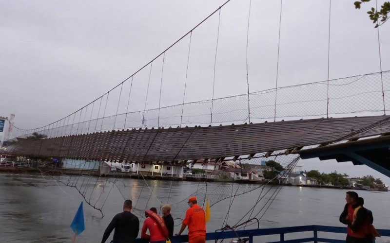 Bombeiros entram no segundo dia de buscas por jovem desaparecido após queda de ponte pênsil