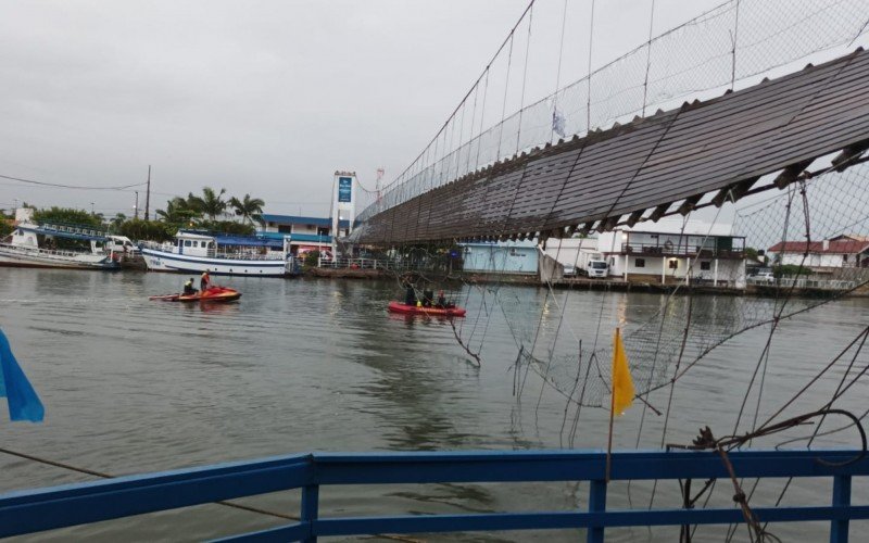 Pessoas ficam feridas após queda de ponte pênsil na divisa entre o RS e SC