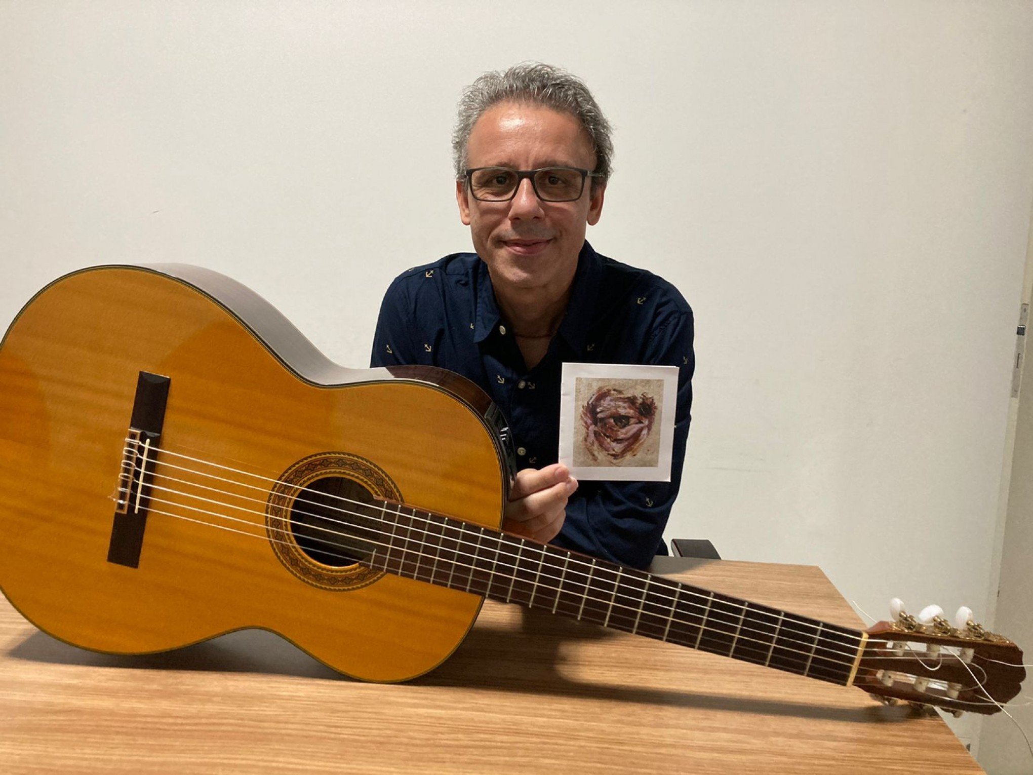 Músico Sandro Souza comemora campanha de seu quarto álbum