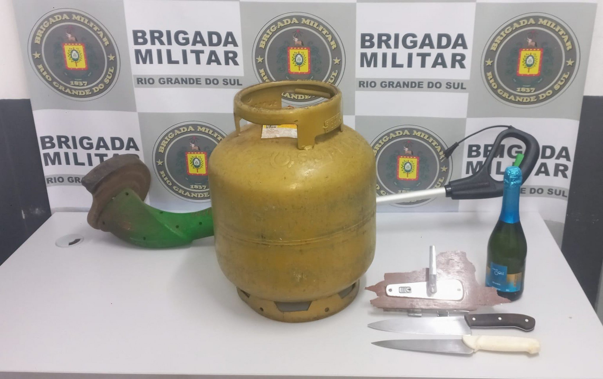 Homem arromba residência e furta botijão de gás e espumante em Nova Petrópolis