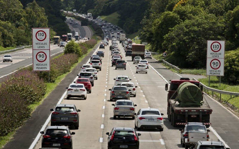 Paciência é exigida de quem volta das praias no último dia do feriadão