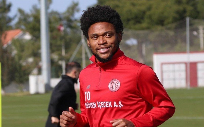 Luiz Adriano já é aguardado pelo Inter, que corre para regularizá-lo para o Gauchão