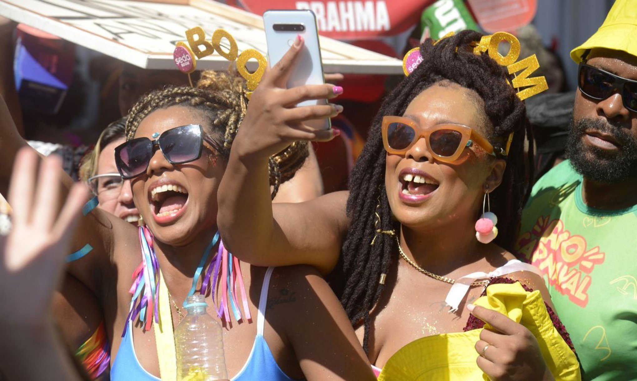 Blocos arrastam multidões até meia-noite no Rio