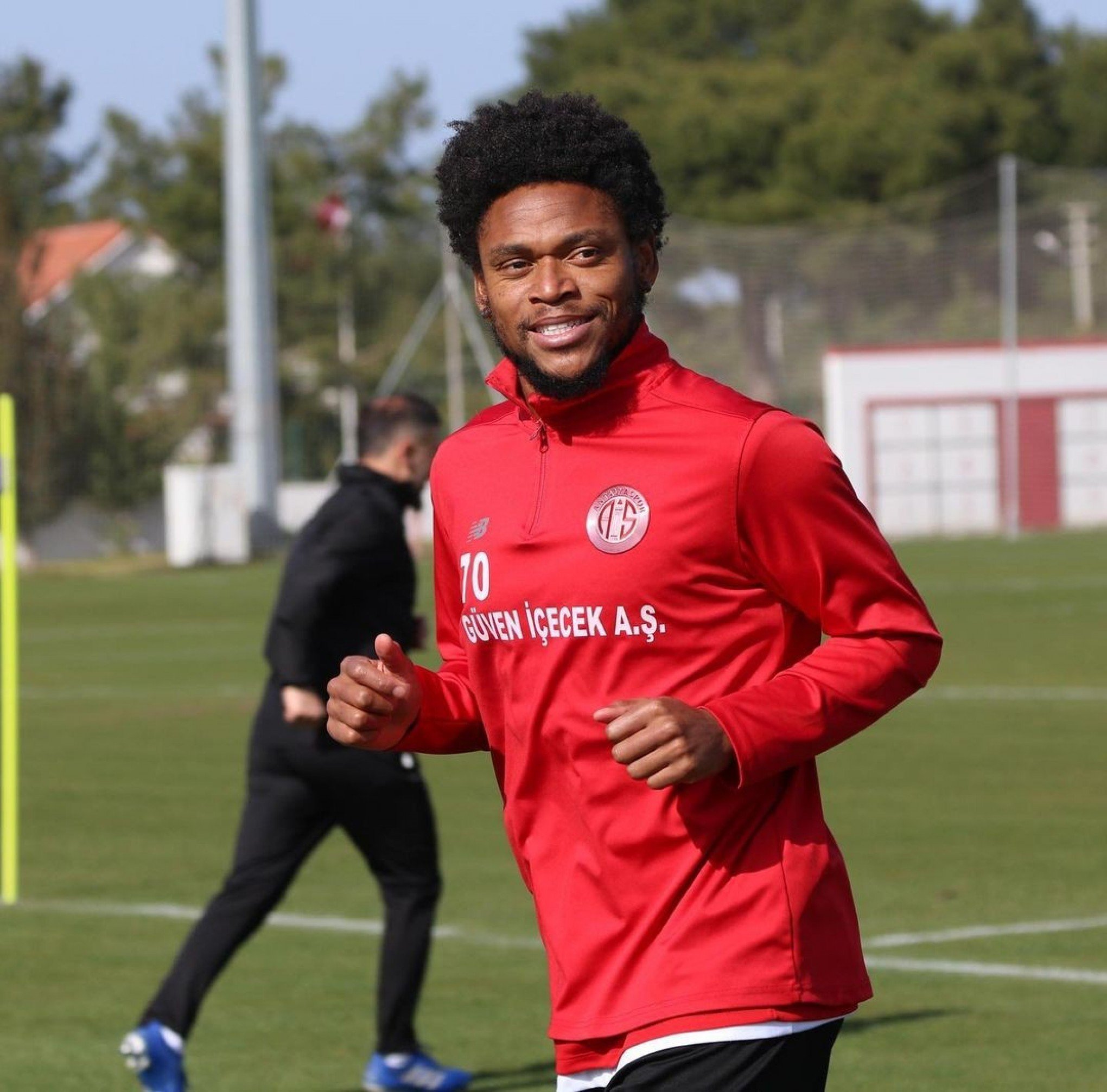 Inter negocia retorno do centroavante Luiz Adriano ao Beira-Rio