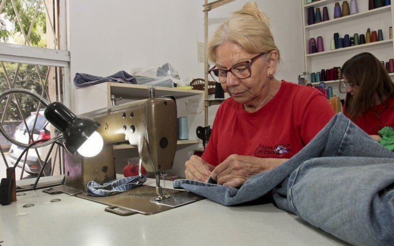 Vera Beatriz é especialista em costura de peças em jeans