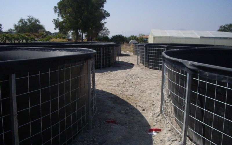 Modelo de sistema com tanques para aquaponia