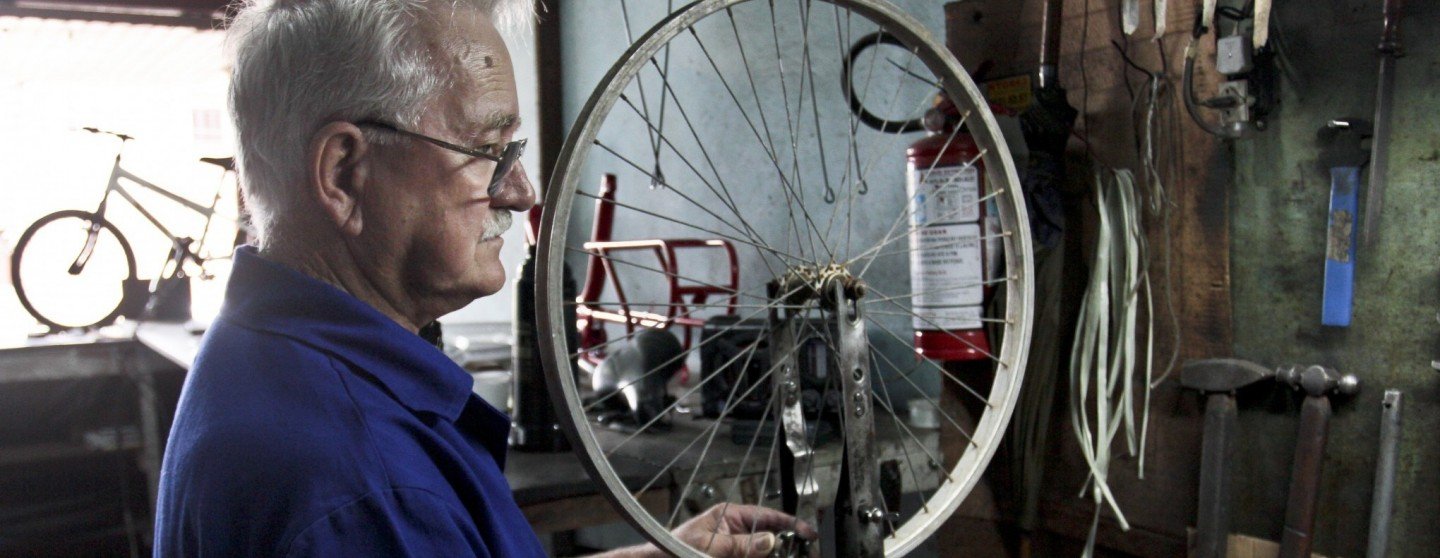 A vida dedicada ao conserto de bicicletas em Canoas