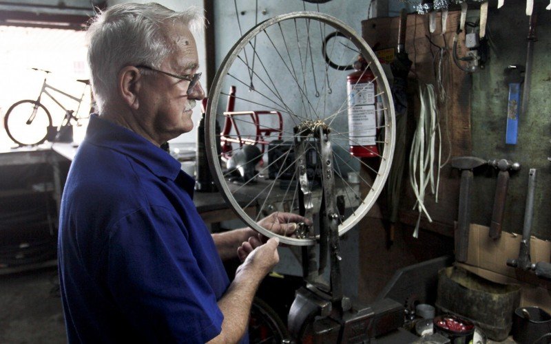 Geraldo Hessler mantém em sua oficina uma rotina de muito trabalho aos 74 anos