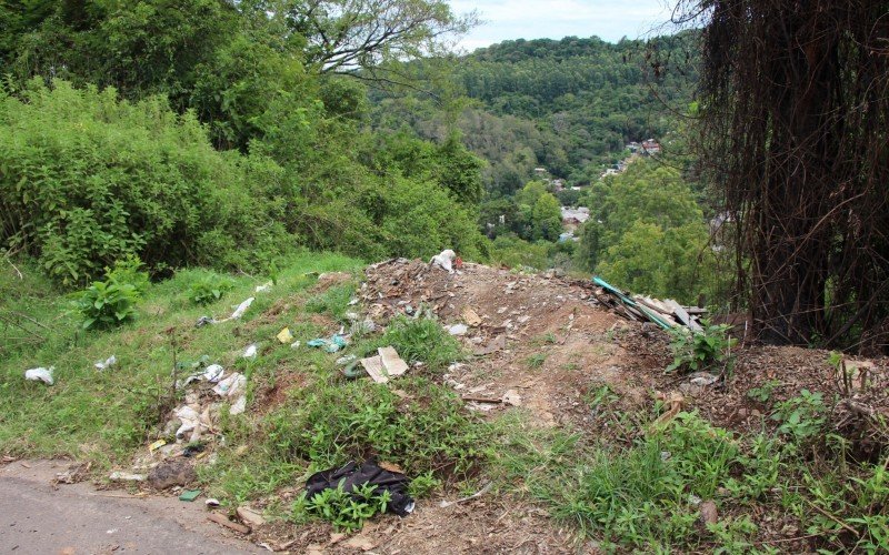 VÃ­timas foram retiradas de Ã¡rea de mata na Rua Engenheiro Jorge Schury, no bairro SÃ£o JosÃ©