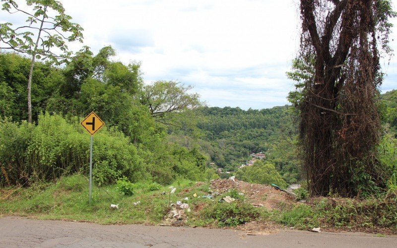 VÃ­timas foram retiradas de Ã¡rea de mata na Rua Engenheiro Jorge Schury, no bairro SÃ£o JosÃ©