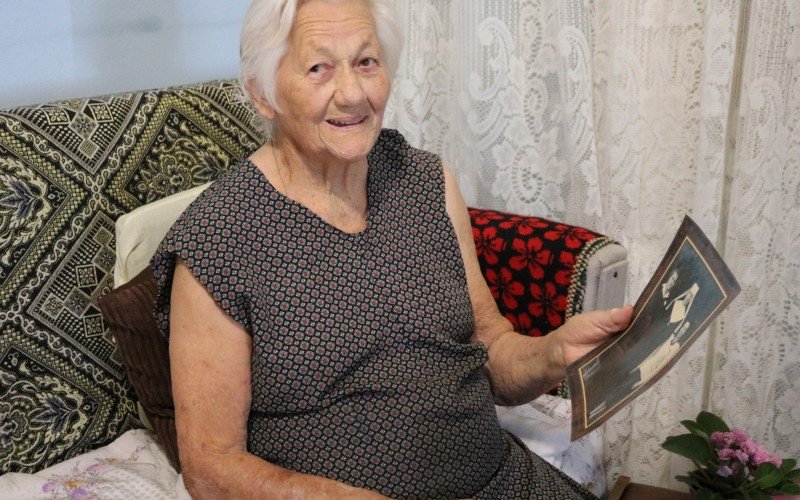 Aos 96 anos, dona Olívia lembra como era a profissão de parteira