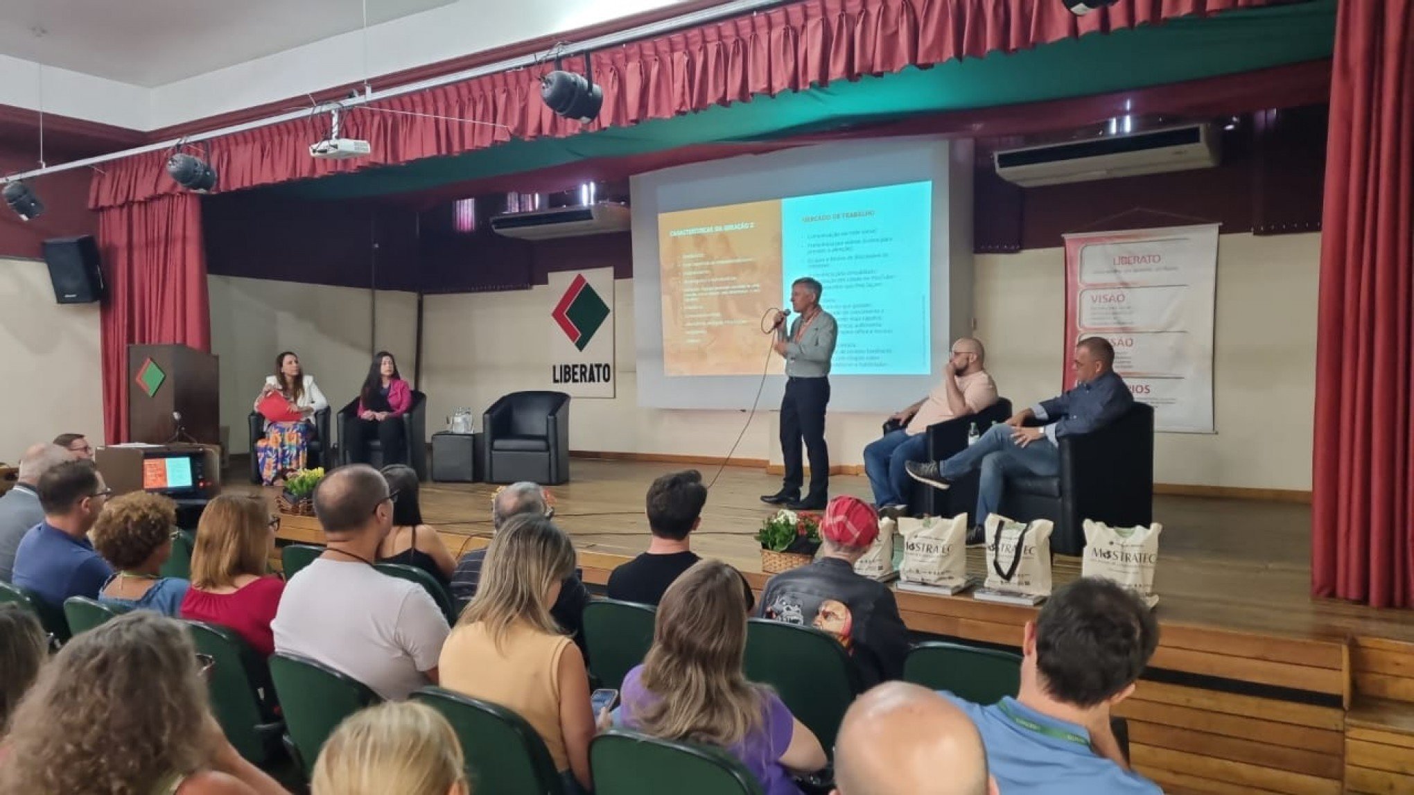 Seminário com palestra de ex-alunos marca retorno dos professores no Liberato