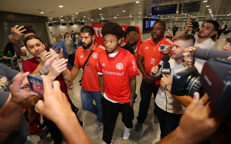 Luiz Adriano chega a Porto Alegre e fala em jogar o mais rápido possível