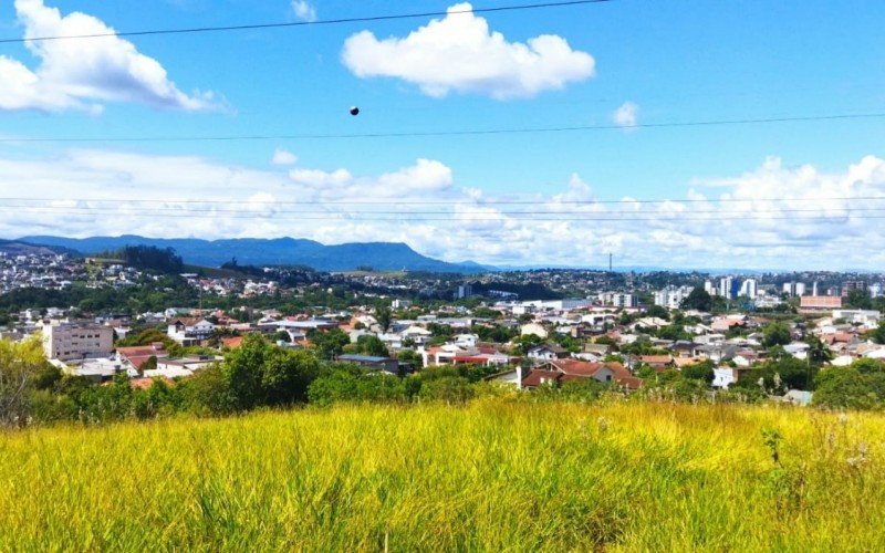 Registro de Campo Bom mostra cidade com sol entre nuvens