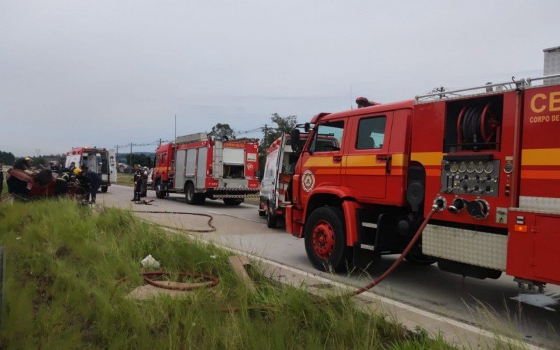 Homem fica ferido após carro bater em guard rail e veículo capotar na RS-118
