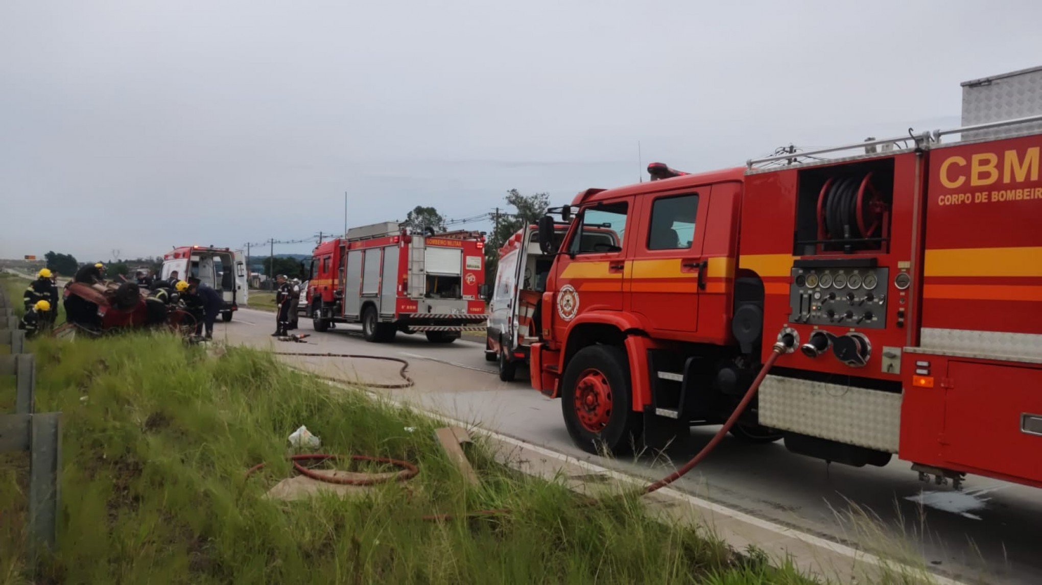 Homem fica ferido após carro bater em guard rail e veículo capotar na RS-118