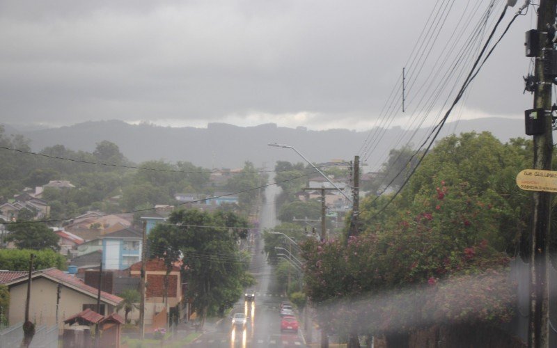 Rua da Ladeira, em Sapiranga, como Morro Ferrabraz encoberto pelas nuvens de chuva | Jornal NH