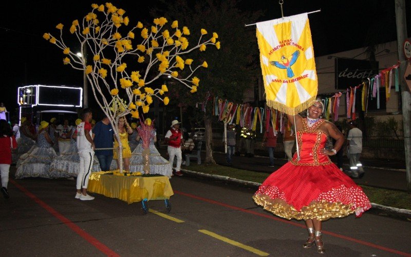 Alegria e diversão marcam desfile das escolas de samba e entidades de Estância Velha