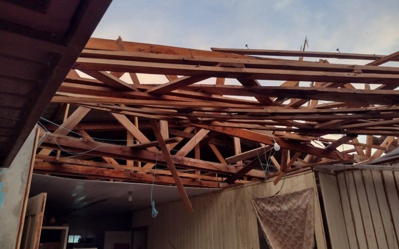 Casa fica destelhada após forte chuva em Nova Hartz