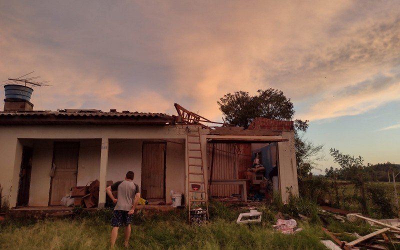 Casa fica destelhada após forte chuva em Nova Hartz
