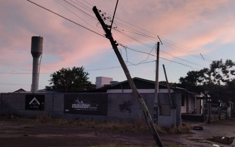 Poste entorta após forte chuva em Nova Hartz