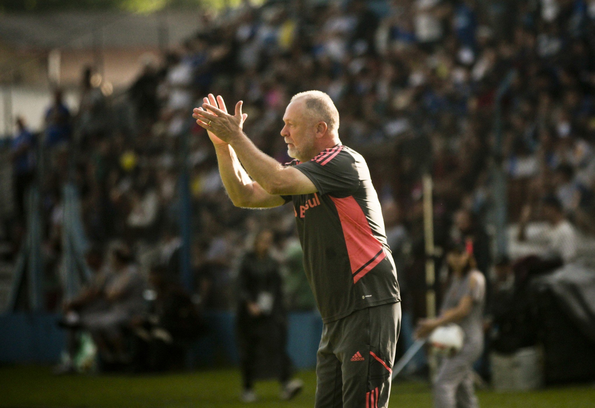 Mano Menezes fala em "melhor momento na temporada" após vencer o Aimoré