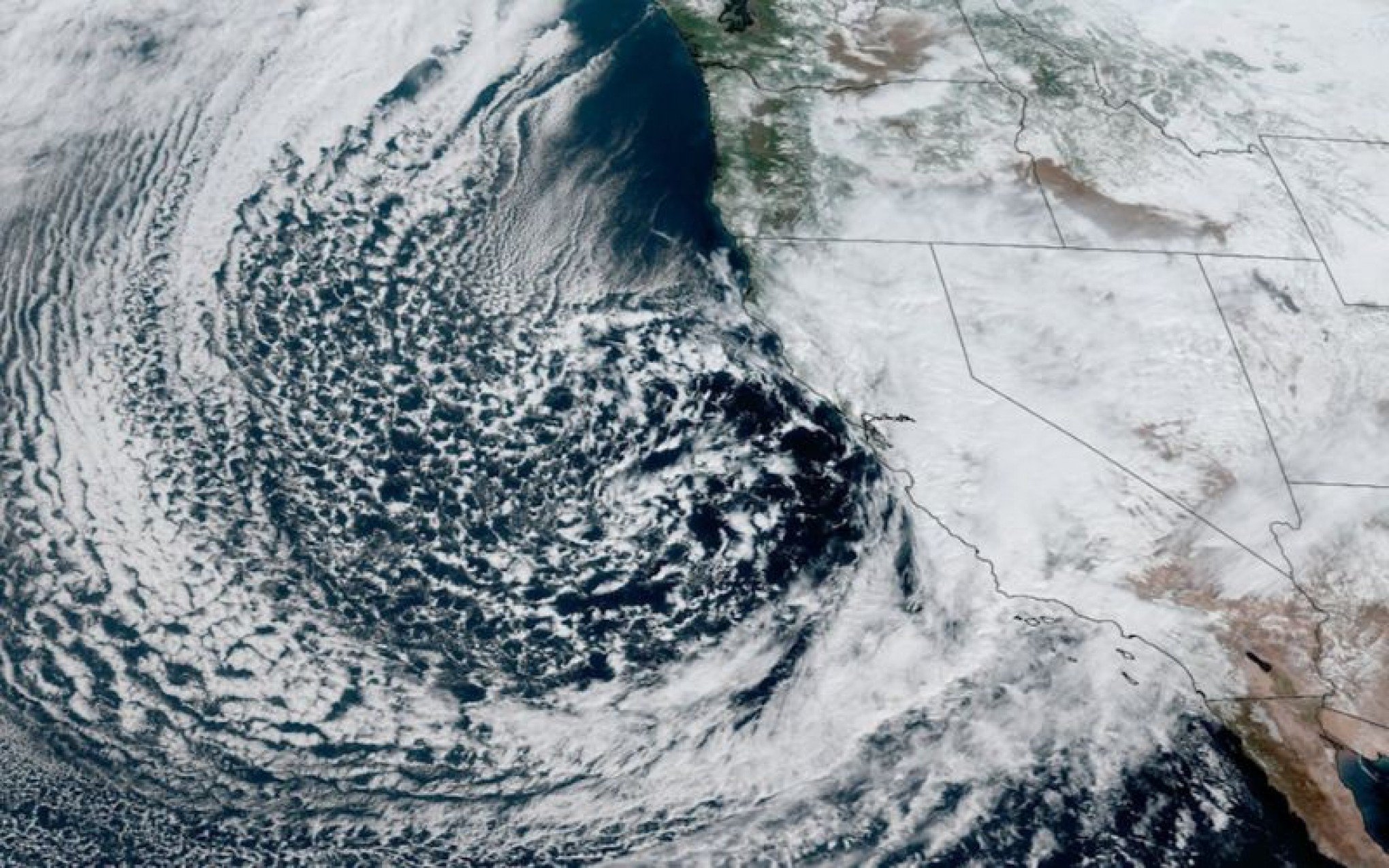 Califórnia registra forte tempestade de neve e meteorologia faz novos alertas