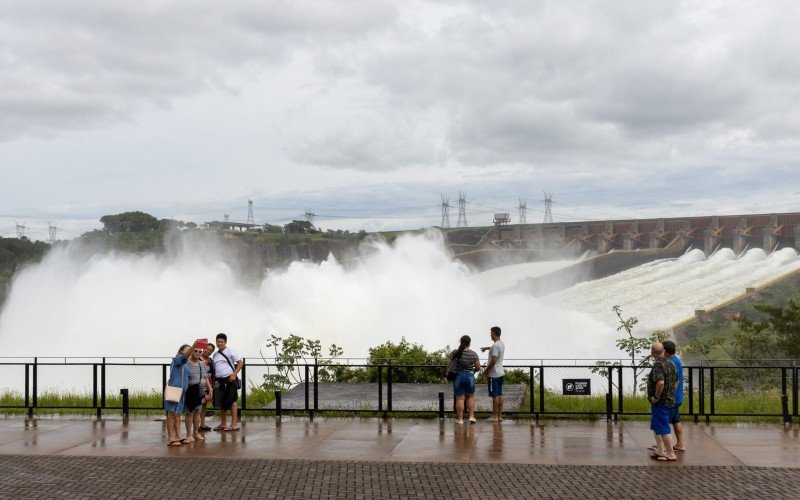 Usina de Itaipu abre duas calhas do vertedouro e vazão impressiona turistas