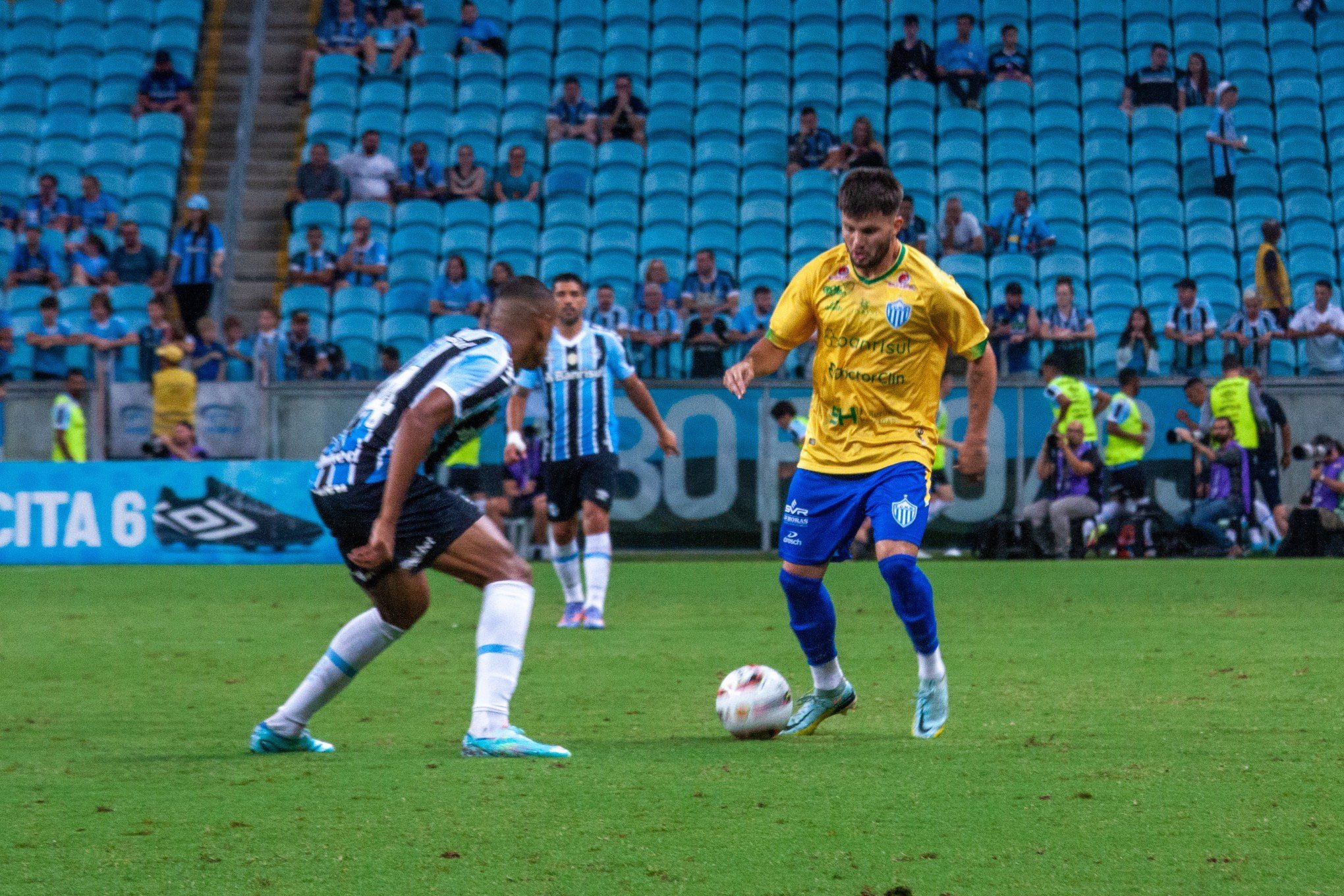 Noia torce por tropeços dos adversários e mira o Clássico do Vale