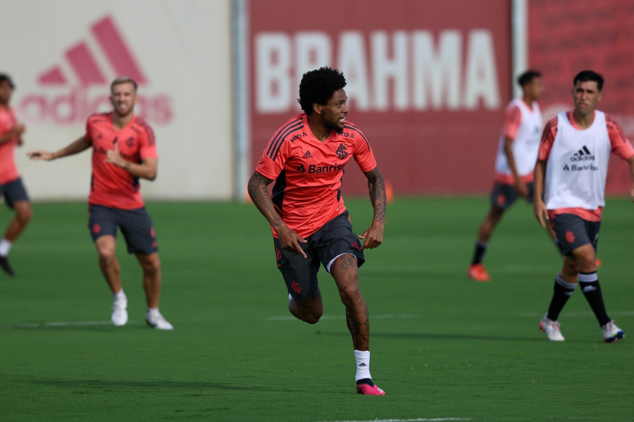 Luiz Adriano treina e se destaca em coletivo no CT Parque Gigante