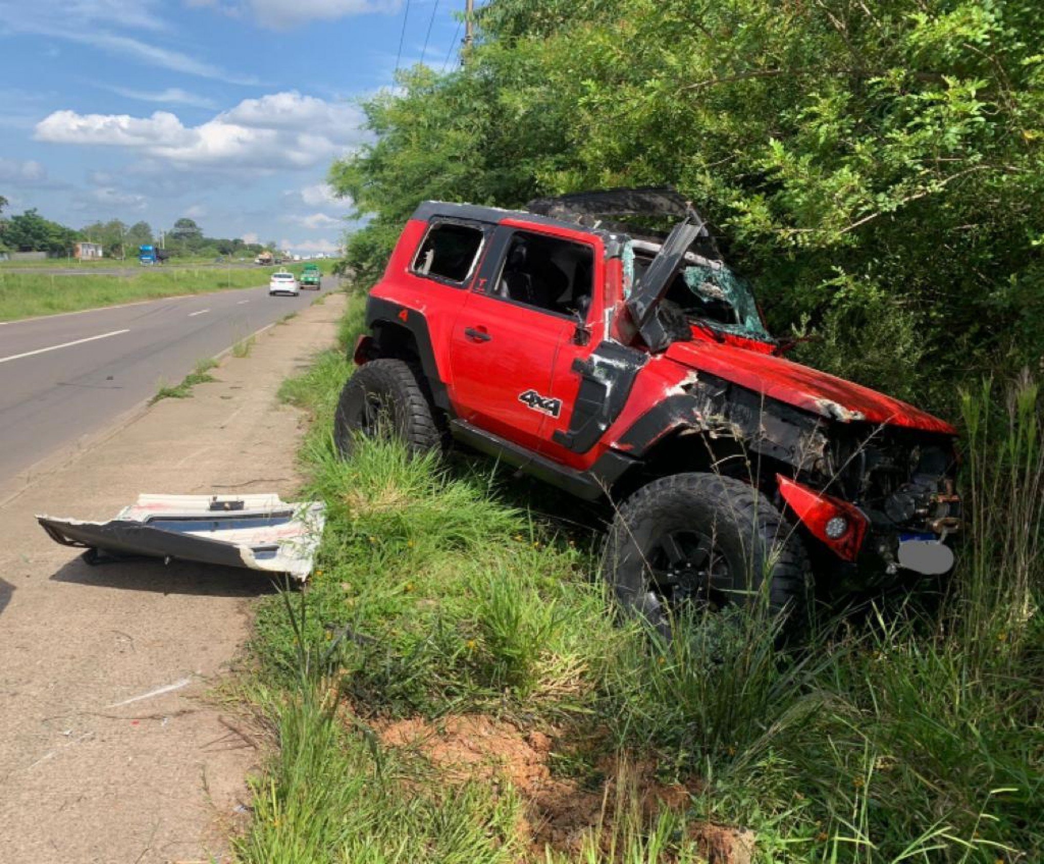 Motorista perde controle do carro na RS-118 e fica em estado grave