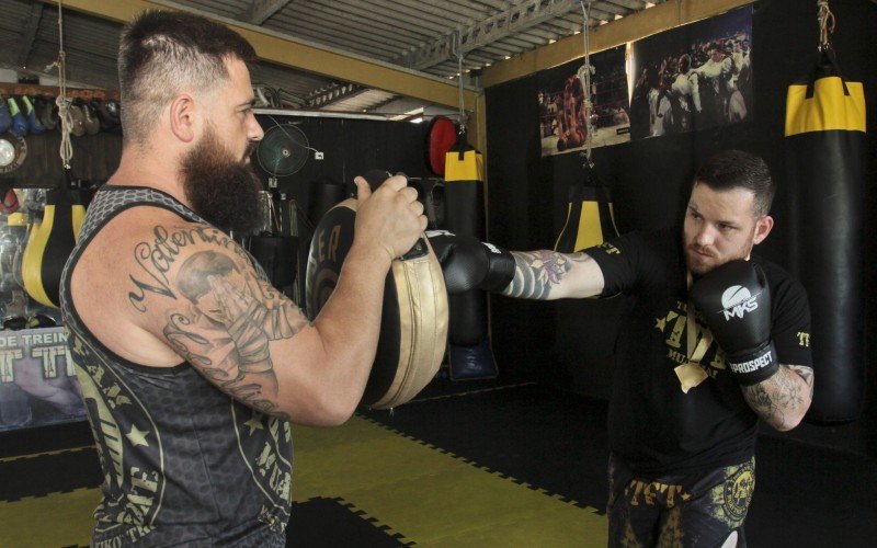 Ferrugem (à dir.) treina e participa de competições esportivas de luta muay thai e boxe