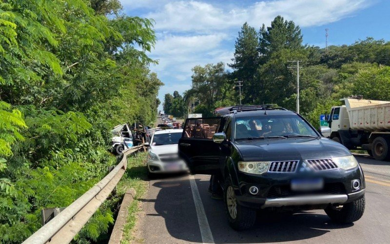 Motociclista morre em acidente entre três veículos na BR-116