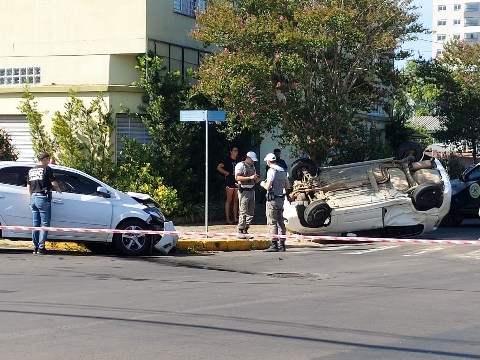 Carro capota ao colidir contra viatura discreta da polícia no centro de Esteio